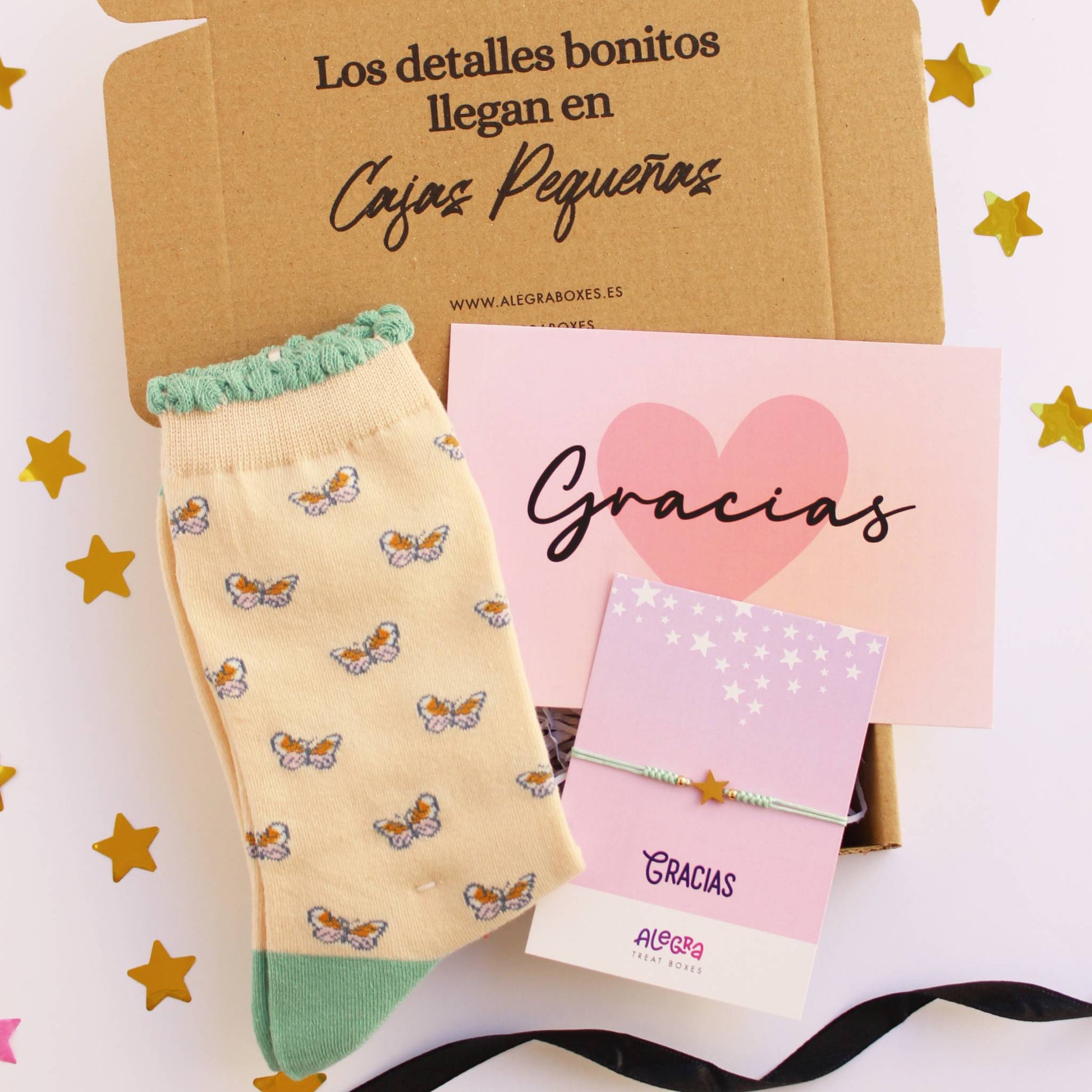 Caja regalo treat box pequeño detalle para dar las gracias que incluye calcetines con diseño de mariposas, pulsera de hilo con estrella de acero dorada y tarjeta de felicitación con la palabra gracias y un corazón
