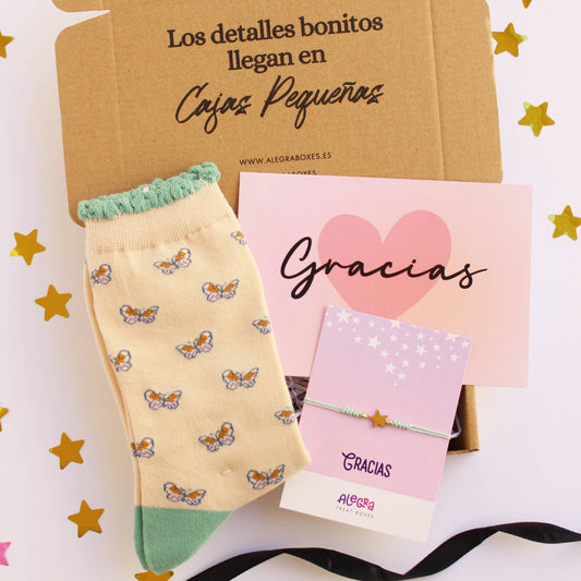 Caja regalo treat box pequeño detalle para dar las gracias que incluye calcetines con diseño de mariposas, pulsera de hilo con estrella de acero dorada y tarjeta de felicitación con la palabra gracias y un corazón