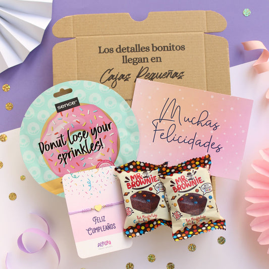 Caja regalo treat box pequeño detalle para felicitación de cumpleaños que incluye mascarilla facial, pulsera de hilo con corazón de acero dorado, dos mini brownies de mr. brownie y tarjeta de felicitación con el texto Muchas Felicidades
