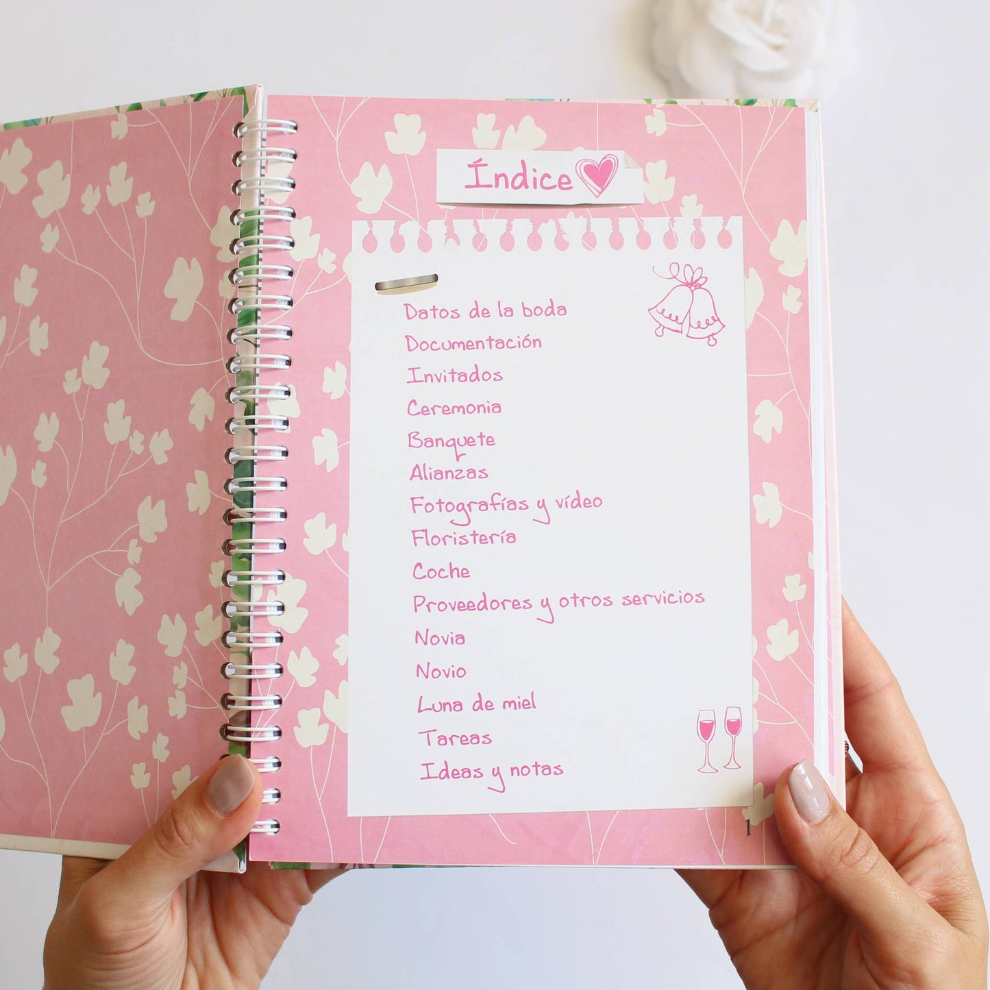 Agenda para organizar y planificar una boda con encuadernación de tapa dura y anillas.