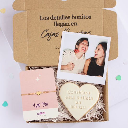 Caja regalo treat box pequeño detalle para amigas o galentine's day que incluye pulsera de hilo y corazón de acero dorado, galleta de mantequilla con la frase considera esta galleta un abrazo, y foto estilo Polaroid personalizable