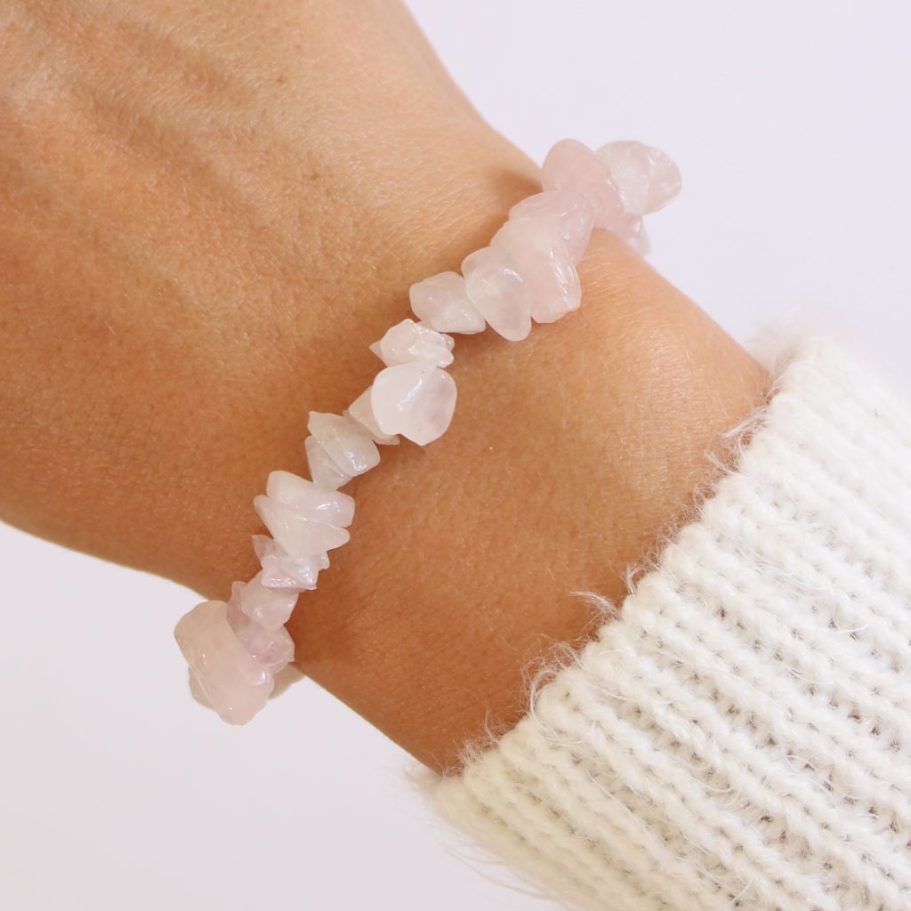 Pulsera elástica de chips de cuarzo rosa