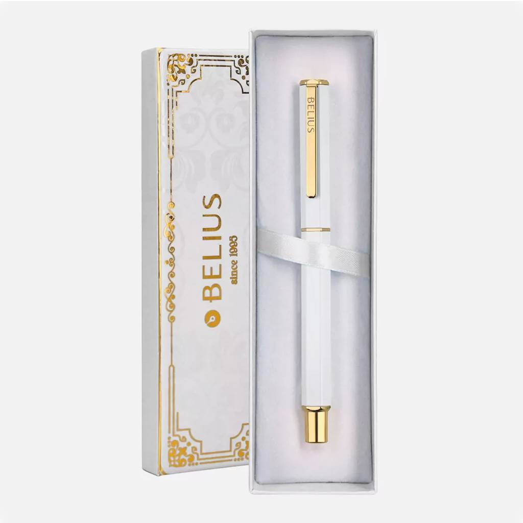 Bolígrafo de la marca Belius con cuerpo hexagonal de color blanco y detalles dorados. Se presenta en elegante estuche con diseño de inspirado en motivos ornamentales de principios del siglo veinte.
