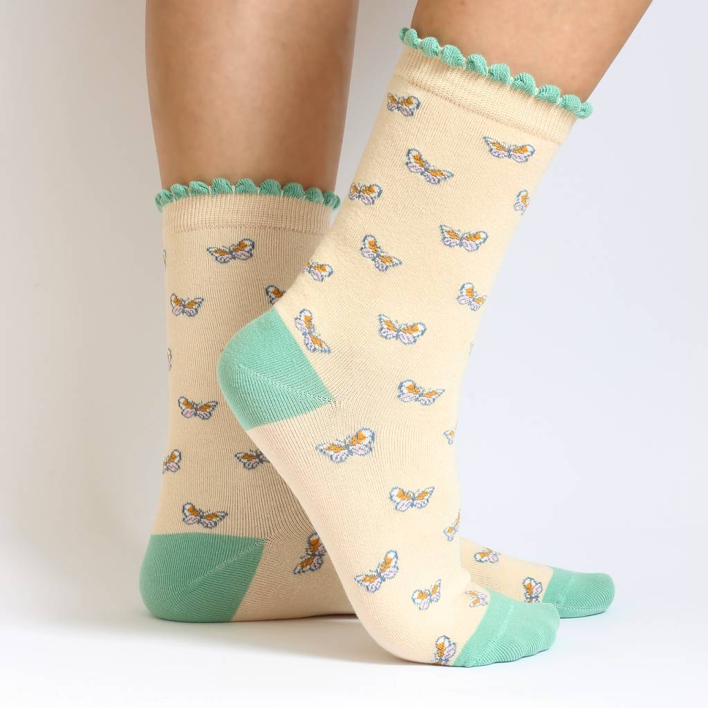 Calcetines de mujer color crema con mariposas