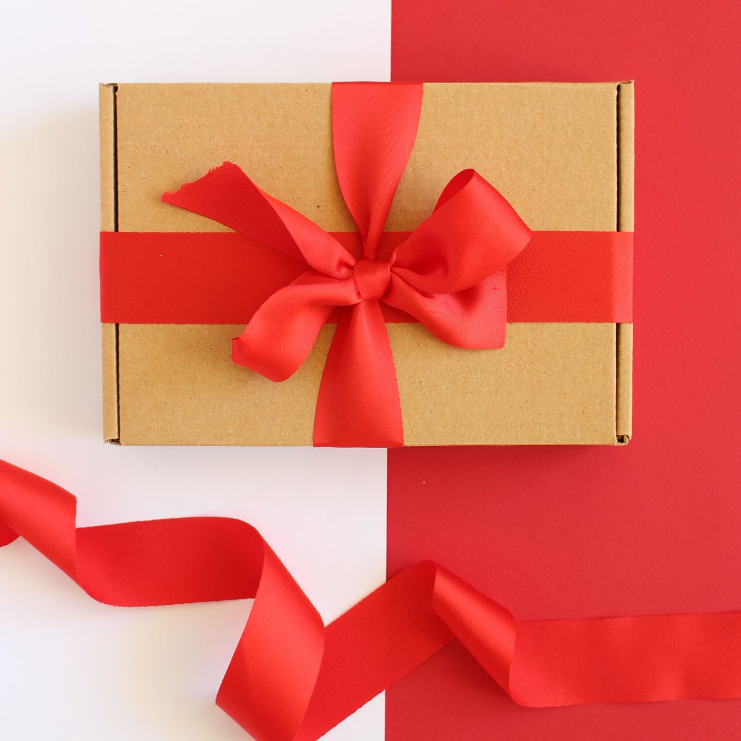 Caja regalo treat box pequeño detalle para San Valentín cerrada con lazo rojo lista para envío