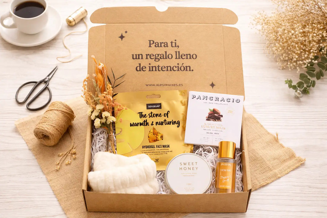 Caja regalo para enviar a domicilio con productos de cuidado personal, chocolate, vela aromática y otros.