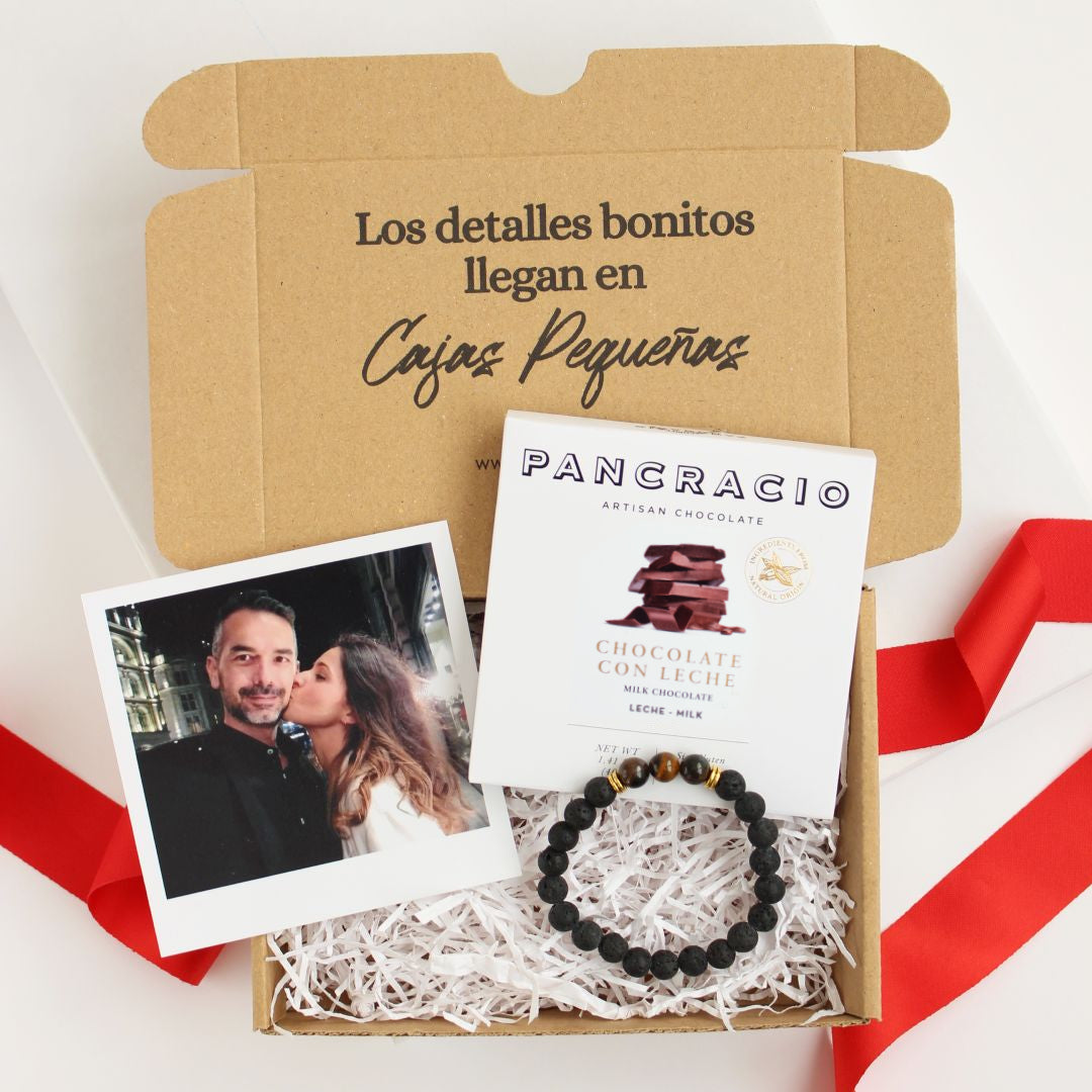 Caja regalo treat box pequeño detalle para parejas o san valentín que incluye pulsera elástica de piedras volcánicas redondas, tableta pequeña de chocolate Pancracio y fotografía personalizable de estilo Polaroid