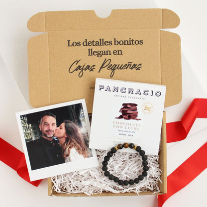 Caja regalo treat box pequeño detalle para parejas o san valentín que incluye pulsera elástica de piedras volcánicas redondas, tableta pequeña de chocolate Pancracio y fotografía personalizable de estilo Polaroid