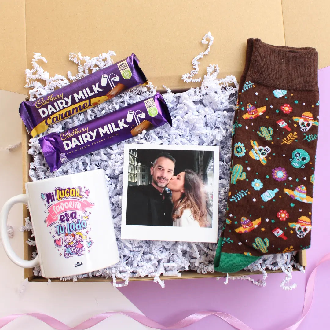 Caja regalo para hombre para enviar a domicilio con taza, chocolate, calcetines y foto personalizada de Alegra Treat Boxes
