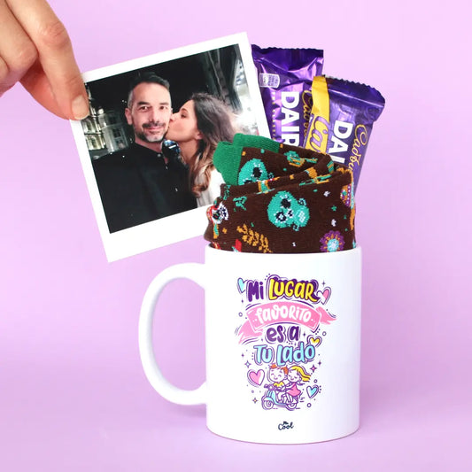 Caja regalo para hombre para enivar a domicilio con taza, calcetines, chocolates y foto personalizada de Alegra Treat Boxes