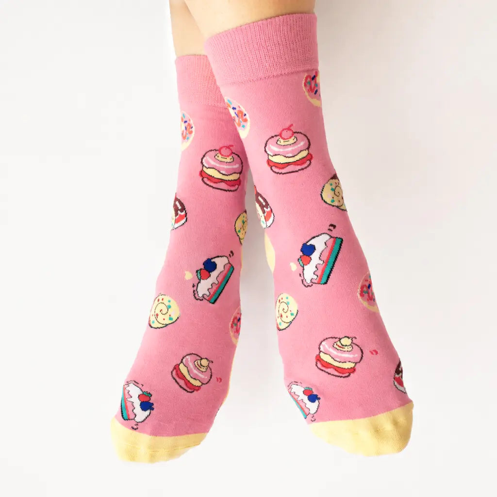 Calcetines estampados con pasteles y donuts para caja regalo de Alegra Treat Boxes