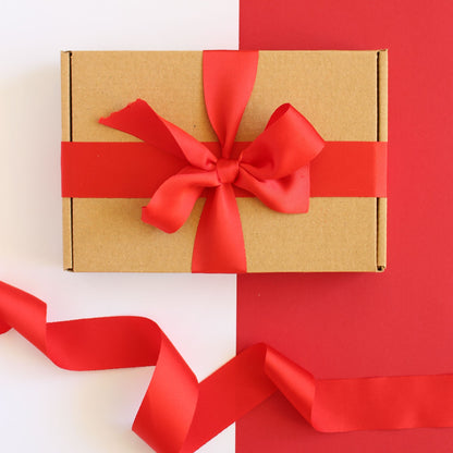 Caja regalo treat box pequeño detalle para San Valentín cerrada con lazo rojo lista para envío