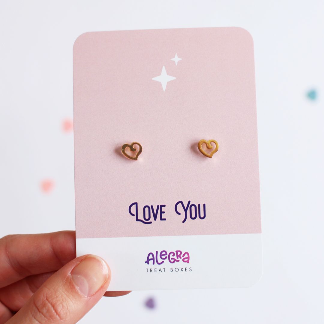 Pendientes con forma de contorno de corazón de acero dorado en cartulina con mensaje love you