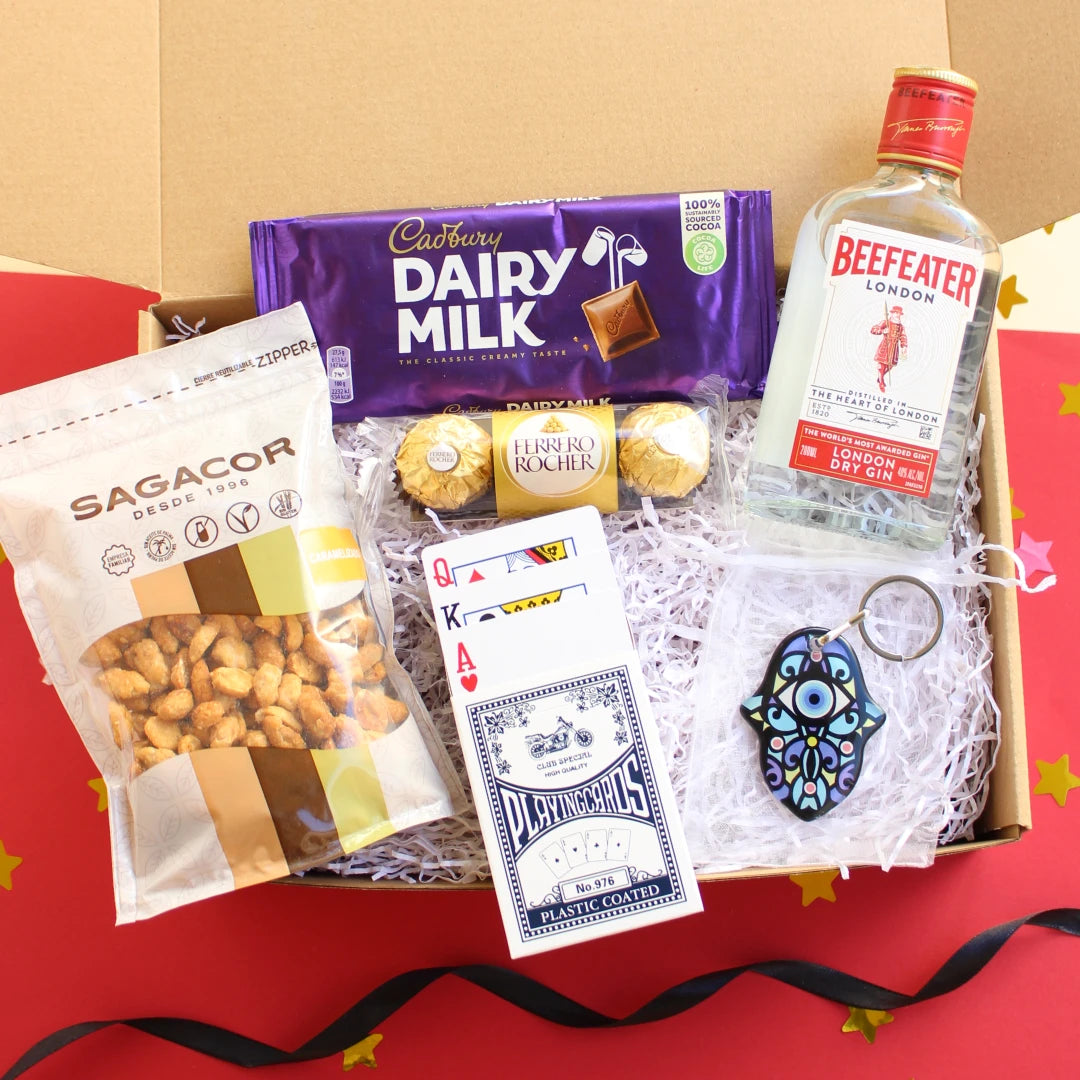 Caja regalo para hombre para enviar a domicilio con baraja de cartas francesa, cacahuete caramelizado, chocolate Cadbury, bombones Ferrero Rocher, llavero amuleto de cristal con forma de mano de Fátima con ojo turco y botella de ginebra Beefeater