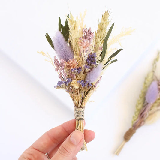 Ramito de flores preservadas y secas en tonos violeta para caja regalo de Alegra